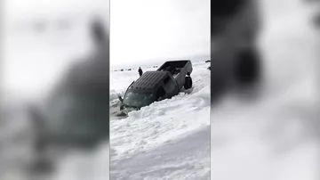 Водитель, припарковавший автомобиль на льду замёрзшего озера, лишился пикапа в США