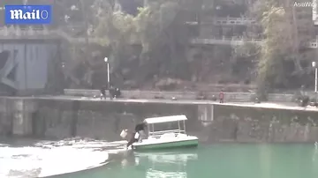 Туристы успели покинуть лодку перед тем, как она погрузилась в водопад в Китае