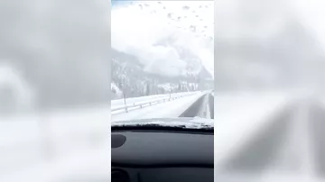 Водитель снял на видео сошедшую с горы лавину