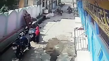 Мальчик чудом избежал гибели под копытами бегущих буйволов