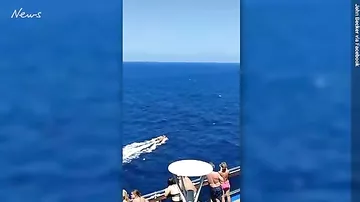 Спасение пассажиров после падения самолета в море попало на камеры