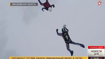 Парашютистка получила подарок к 8 Марта в небе