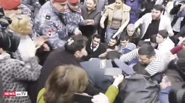 Протесты в Ереване - полиция задерживает недовольных