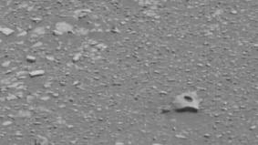 На фото с Марса нашли обломок, похожий на часть внеземного корабля