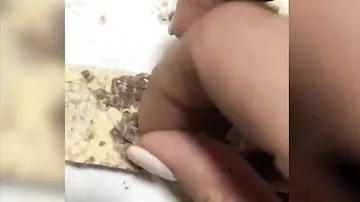 Bakıda vaflinin içindən rezin əlcək çıxdı