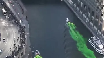 Река в Чикаго позеленела в честь праздника