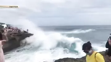 Мощная волна смыла и покалечила туристку на Бали