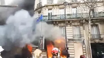 Женщина с младенцем чуть не погибла в огне из-за «желтых жилетов» в Париже