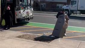 Мужчина украл банкомат и попытался затащить его в автобус
