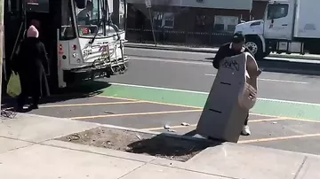 Мужчина украл банкомат и попытался затащить его в автобус