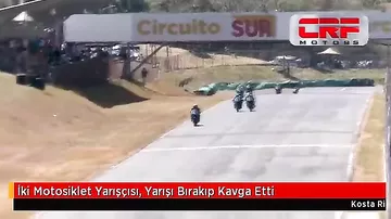 İki motosikletçi yarışda bir-birini yumruqladı