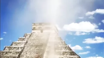 Turist toz qasırğasının içindən keçdi