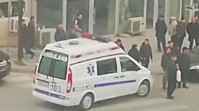 В Баку автомобиль врезался в фонарный столб