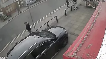 14 yaşlı oğlanın avtomobillə vurulma anı