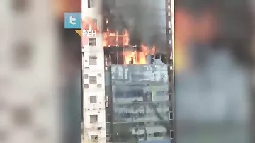 Люди выпрыгивают из окон горящего небоскреба в Дакке