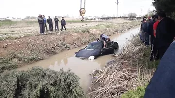 Qadın sürücü qəza törətdi - Avtomobili su kanalına aşırdı
