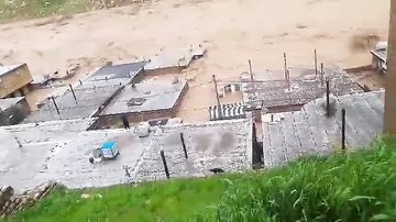 İranda sel dəhşəti: 150 mindən artıq insan evləri boşaldır -1