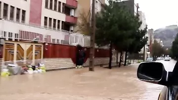 İranda sel dəhşəti: 150 mindən artıq insan evləri boşaldır -2