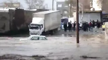 İranda sel dəhşəti: 150 mindən artıq insan evləri boşaldır 3