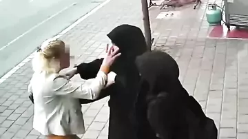 Агрессивная феминистка напала в Турции на девушек в хиджабах