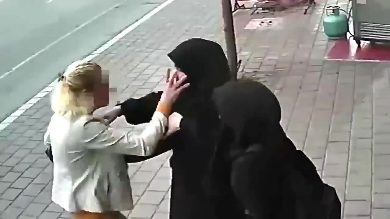 драка девушек в хиджабе. девушка в хиджабе драка. иранки ниндзя. связанная в хиджабе. слепая мусульманка.