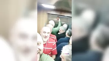 Застрявшие в лифте грузины спели песню и стали героями Сети