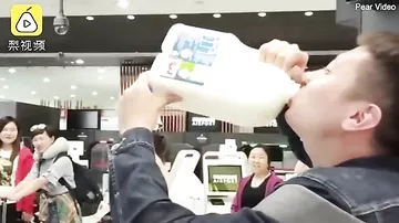 Турист отказался выбрасывать молоко на таможне и выпил 2,5 литра
