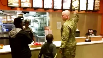 Этот солдат заказывает еду в ресторане , но останавливается, услышав двух мальчиков позади