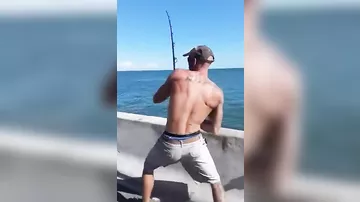 Рыбак пустился в погоню за уплывающим уловом