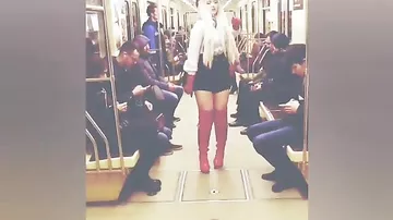 Видео танцующей в метро девушки в красных сапожках оставило всех равнодушными