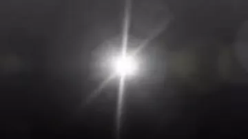 Услышав шум в небе, очевидец снял на видео НЛО треугольной формы