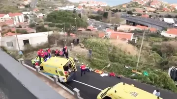 В Португалии автобус с туристами упал на крышу дома, десятки погибших