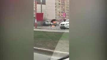 Россияне вытащили ребенка из горящей машины за секунду до возгорания двигателя