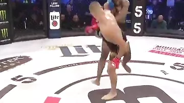 Боец MMA сделал два оборота вокруг своей оси и нокаутировал соперника