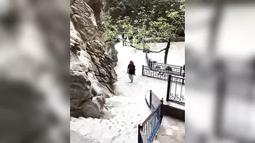Aygün Kazımova ziyarətgahda