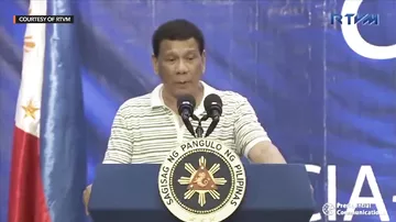 Çıxışı zamanı Filippin prezidentinin üstünə tarakan çıxdı