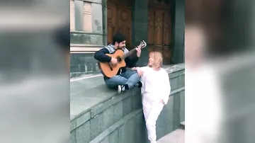 Айгюн Кязимова спела с уличным музыкантом на Торговой