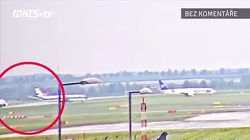 Два самолета Boeing столкнулись в аэропорту Праги