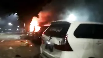İndoneziyada qanlı toqquşmalar: altı ölü, 200 yaralı