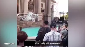 Hovuza girən qadın lüt halda turistlərin qarşısında oynadı