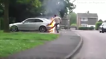 Водитель попытался потушить охваченный огнем BMW, задувая его как свечку