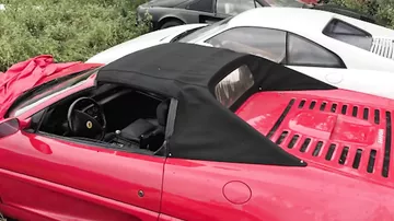 Они обнаружили поле, забитое никому не нужными Ferrari: как они там оказались