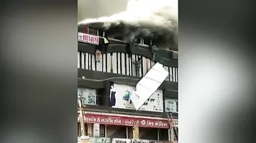 Hindistanda dəhşətli görüntülər: məktəblilər yanan binadan özlərini atırlar