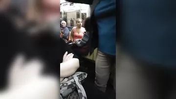 Metroda qadın uşağının yerində oturan yaşlı arvadı döydü