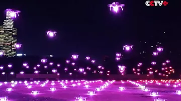 Впечатляющее футуристическое шоу с участием 526 беспилотных дронов
