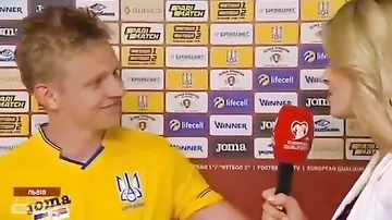 Ukraynalı futbolçu jurnalisti öpdü