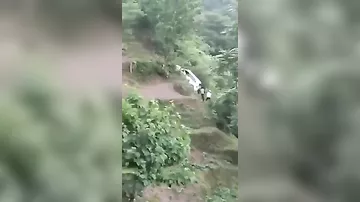 Водитель угробил свой внедорожник, пытаясь преодолеть крутой склон