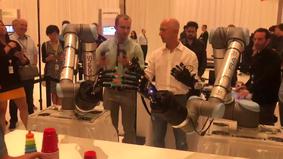 “Amazon” şirkətinin təsisçisi robot əlləri test edib