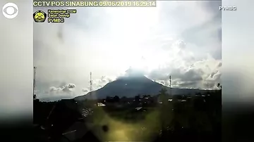 В Индонезии мощно извергается древний вулкан
