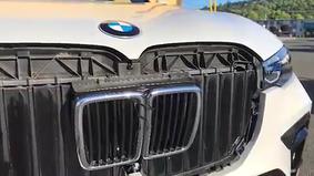 BMW X7 krossoveri E30 modelinin radiator barmaqlığı ilə